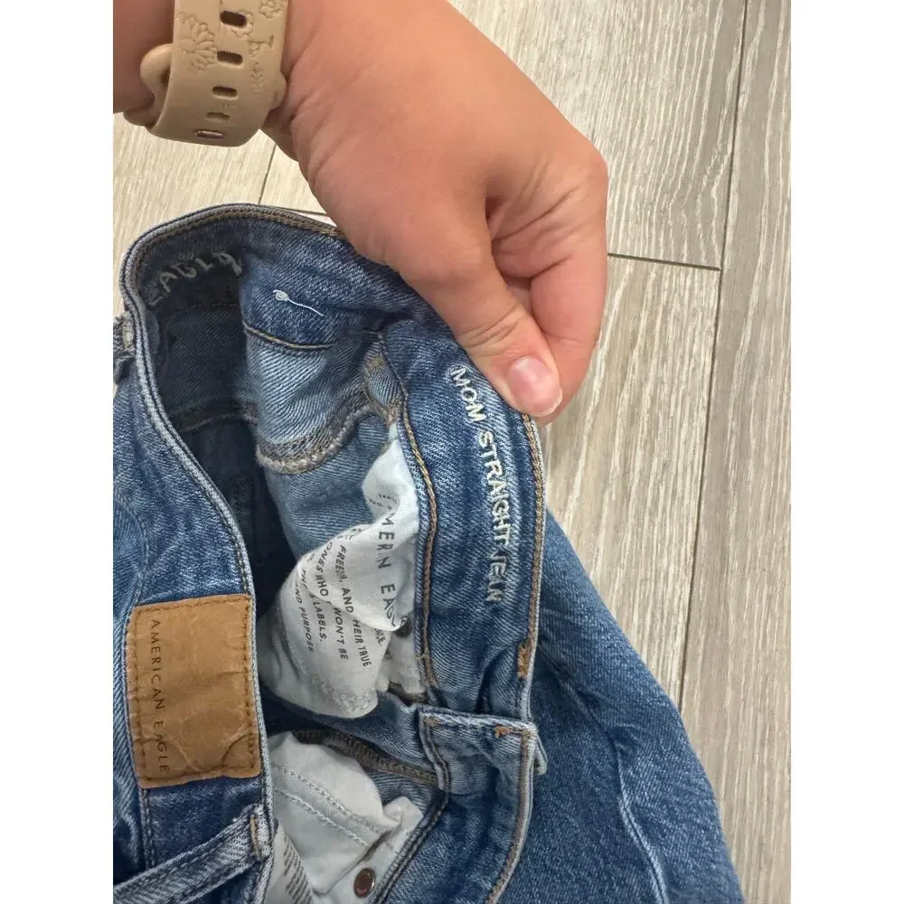 American Eagle medium wash Mom straight jean size 0
